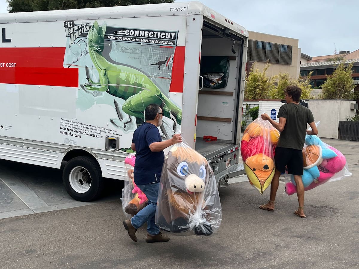 Este martes comenzó a llenarse el camión con los peluches.