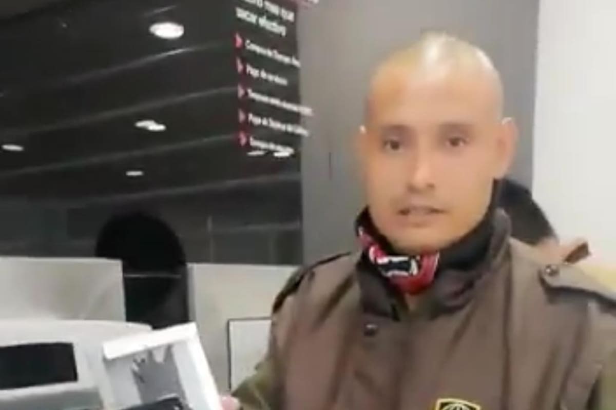 VIDEO: Ladrones roban información con teléfono celular en cajeros