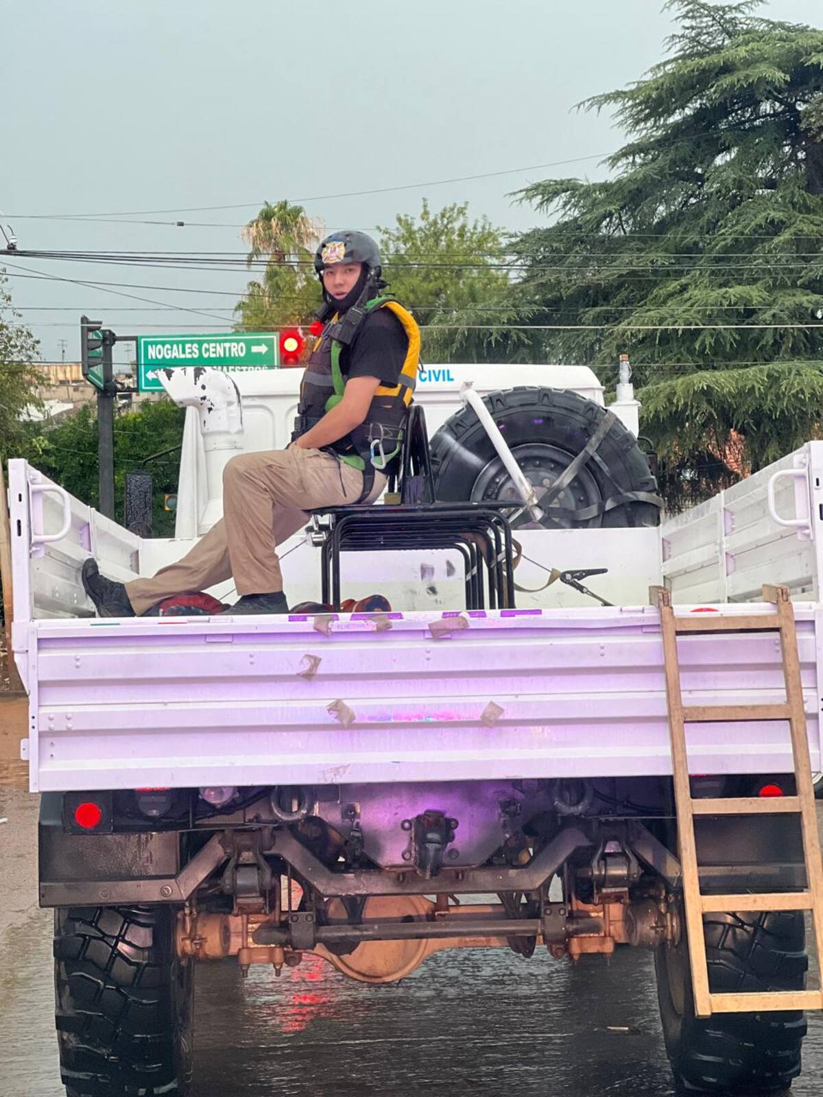 La CMPC de Nogales realiza recorridos de prevención ciudadana por las principales calles-arroyos durante las torrenciales lluvias para evitar incidentes de peligro a la ciudadanía en general / Foto: Marco Manríquez