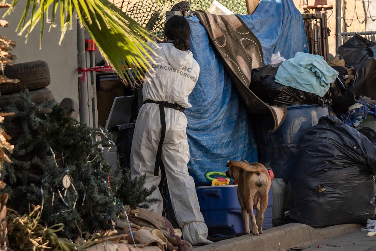 Un hombre y una mujer fueron asesinados con arma de fuego al interior de una vivienda, donde paramédicos confirmaron que ambos ya no contaban con signos vitales. Foto: Border Zoom