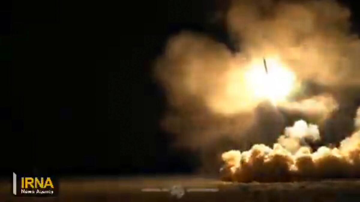 Captura de vídeo de IRNA que muestra el momento en el que la Fuerza Aeroespacial del Cuerpo de la Guardia Revolucionaria Islámica lanza los misiles balísticos en la operación de ayer sábado contra Israel. Irán tenía un propósito con el ataque de más de 300 drones y misiles que lanzó anoche: vengarse de Israel por el bombardeo en su consulado en Damasco, donde siete miembros de la Guardia Revolucionaria murieron, pero sin causar un alto número de víctimas que pudiera abrir las puertas a un mayor escenario bélico o una escala regional. | EFE