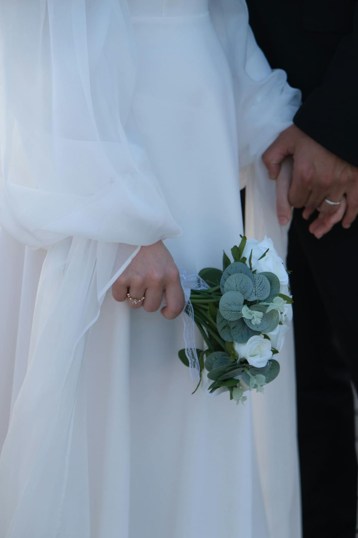El novio perdió la vida junto con su primo. La familia y los amigos de Walker se reunieron el domingo para una vigilia.
