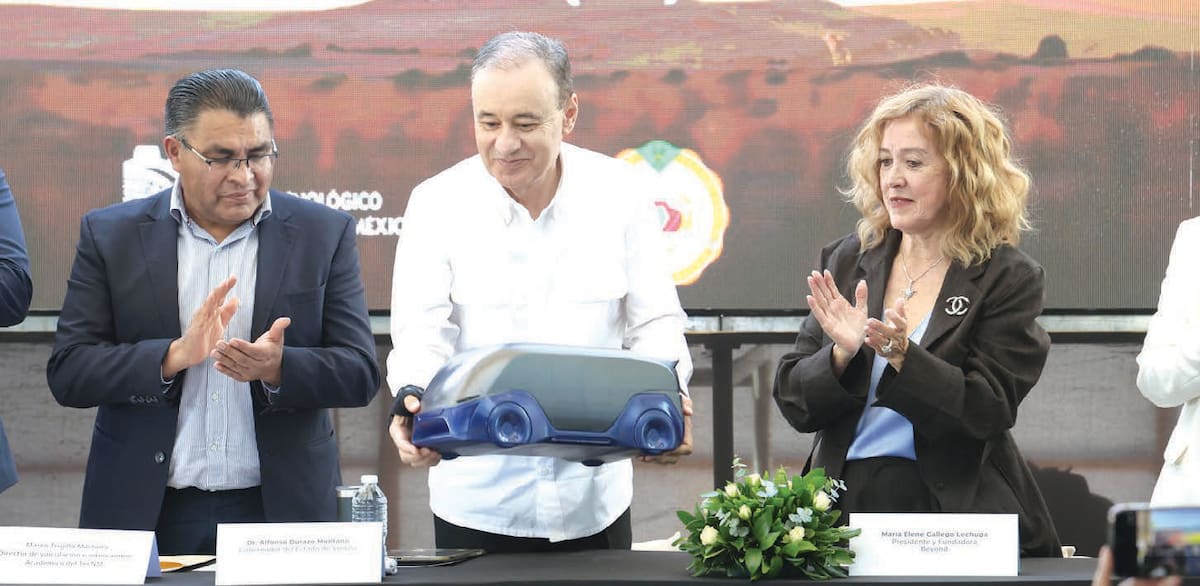 El gobernador Alfonso Durazo,  María Elena Gallego Lechuga,  presidenta  de Beyond Borders, y Marco Antonio Trujillo, director de vinculación del Tecnológico Nacional de México, en la presentación del proyecto. FOTO: JULIÁN ORTEGA