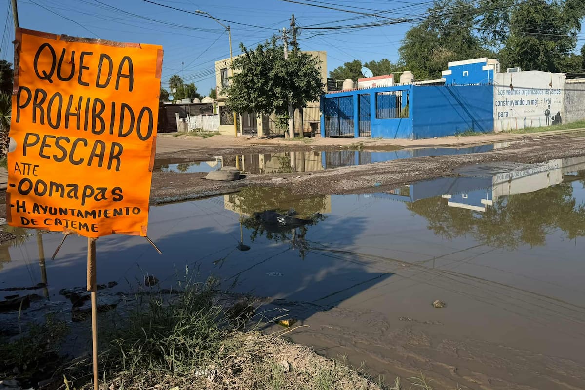 Atienden fuga de drenaje después de que vecinos colocarán letrero de “Prohibido pescar”
