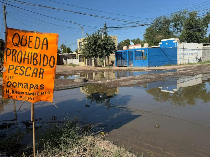 Atienden fuga de drenaje después de que vecinos colocarán letrero de “Prohibido pescar”