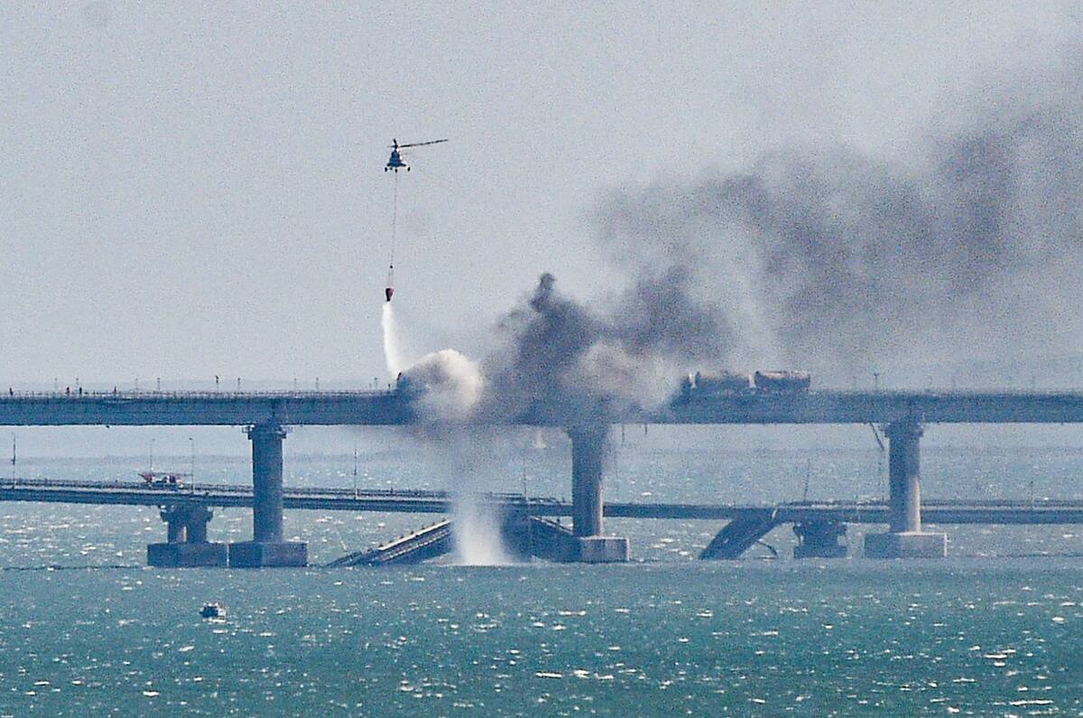 -FOTODELDÍA- Estrecho de Kerch (Ucrania), 08/10/2022.- Una fuerte explosión en el puente de Crimea, que une la ocupada península con Rusia y que ha quedado dañado, incendió este sábado las alarmas en Moscú y Simferópol, donde se sospecha que detrás de la destrucción parcial de esta infraestructura, símbolo de la anexión rusa en 2014, está Ucrania. EFE/STRINGER