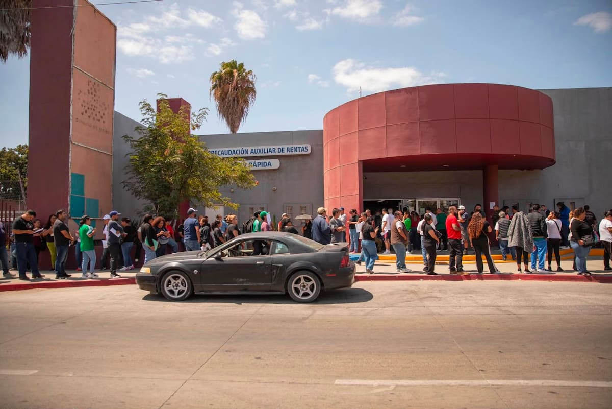 Decenas de contribuyentes acudieron a la Subrecaudación de Rentas del Estado para aprovechar el último día del plazo y evitar multas y recargos. Foto: Border Zoom
