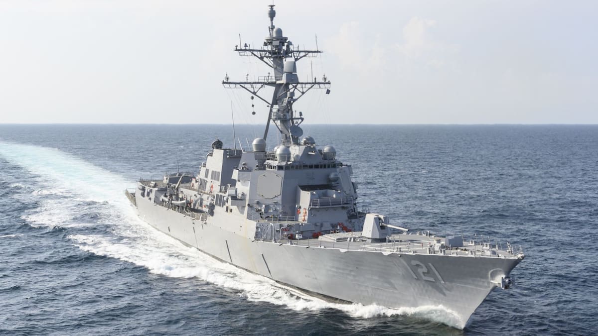 La tensión en el estrecho de Ormuz crece mientras se disputan versiones sobre operaciones militares en una ruta clave del petróleo. /WikimediaCommons