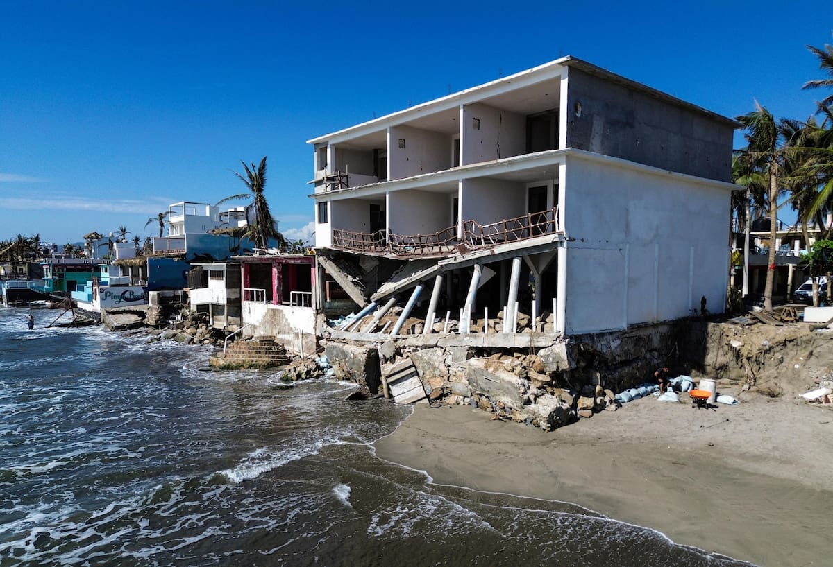 ACAPULCO (MÉXICO), 04/12/2023.- Fotografía de archvio. Zona afectada tras el paso del huracán Otis, el 3 de diciembre de 2023, en el balneario de Acapulco, estado de Guerrero (México). En vísperas de las vacaciones decembrinas más de 2.000 mexicanos que se dedican al turismo y los servicios, tan solo en la zona Diamante de Acapulco, aún ven riesgos a sus ingresos tras Otis, que azotó la ciudad como huracán 5 y dejó devastaciones en este balneario, uno de los centros turísticos más importantes del país. | Banco digital GH (EFE/David Guzmán)