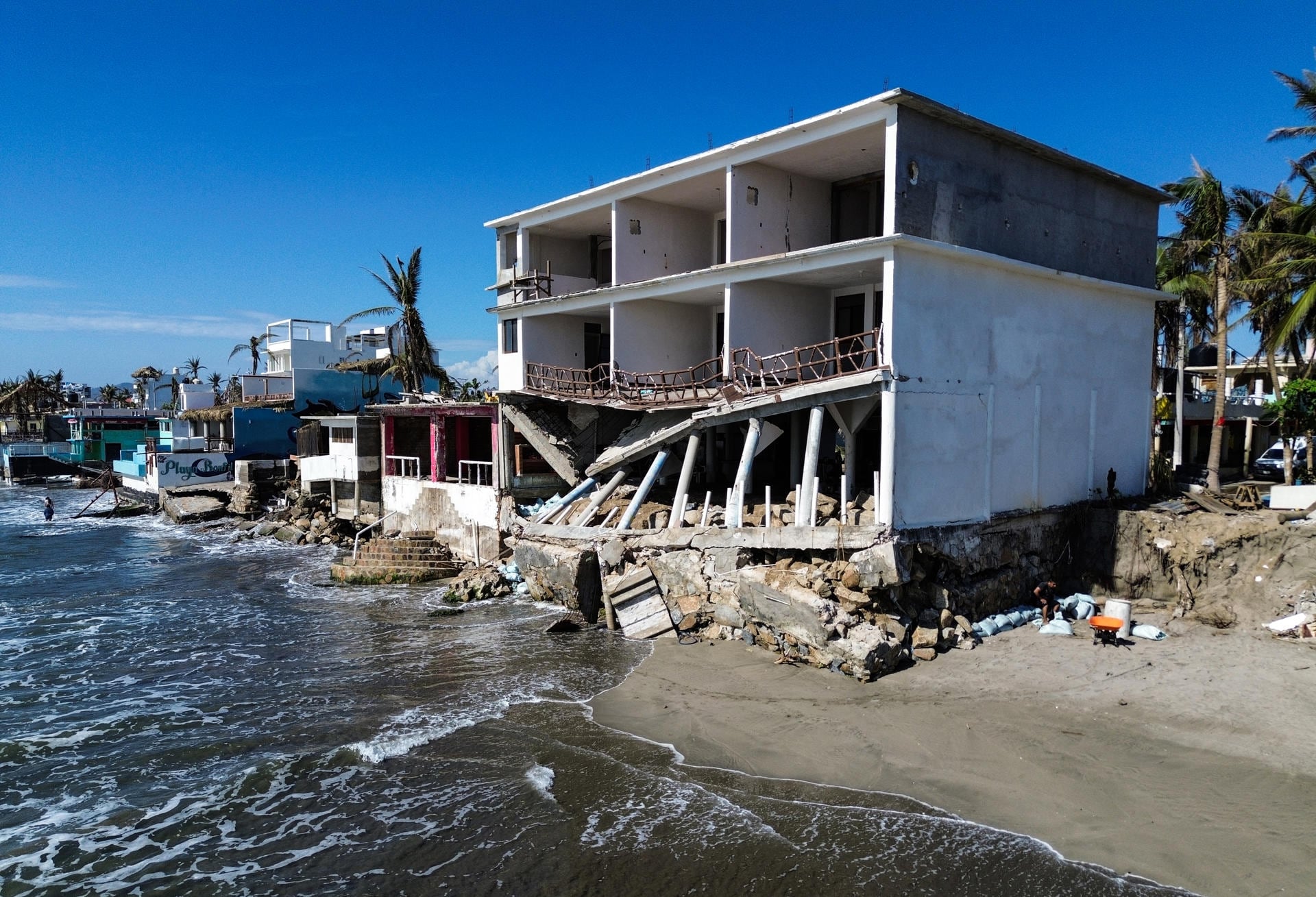ACAPULCO (MÉXICO), 04/12/2023.- Fotografía de archvio. Zona afectada tras el paso del huracán Otis, el 3 de diciembre de 2023, en el balneario de Acapulco, estado de Guerrero (México). En vísperas de las vacaciones decembrinas más de 2.000 mexicanos que se dedican al turismo y los servicios, tan solo en la zona Diamante de Acapulco, aún ven riesgos a sus ingresos tras Otis, que azotó la ciudad como huracán 5 y dejó devastaciones en este balneario, uno de los centros turísticos más importantes del país. | Banco digital GH (EFE/David Guzmán)
