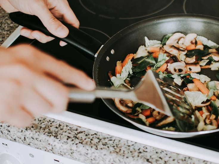 ¿Es seguro cocinar con sartenes de teflón? Esto dice un especialista