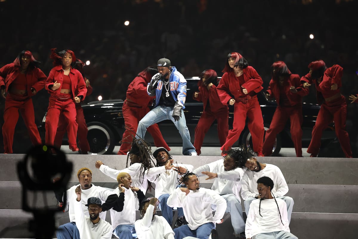 NEW ORLEANS (United States), 10/02/2025.- Kendrick Lamar (C) performs in the Halftime Show of Super Bowl LIX between the Kansas City Chiefs and the Philadelphia Eagles at Caesars Superdome in New Orleans, Louisiana, USA, 09 February 2025. The Super Bowl is the annual championship game of the NFL between the AFC Champion and the NFC Champion and has been held every year since 1967. (Nueva Orleáns, Filadelfia) EFE/EPA/ERIK S. LESSER