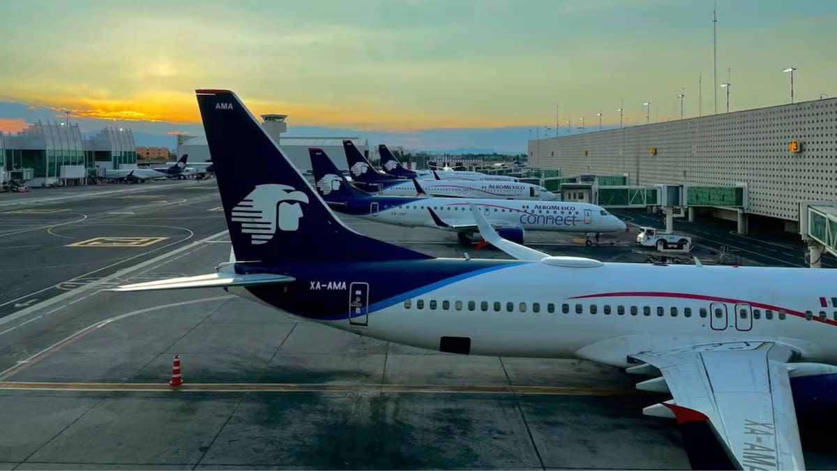 La aeronave con matrícula XA-VBM de Viva Aerobus fue revisada este sábado en la Terminal 1 del AICM tras recibir un reporte de posible amenaza de bomba. Las autoridades no encontraron ningún artefacto explosivo. /El Universal
