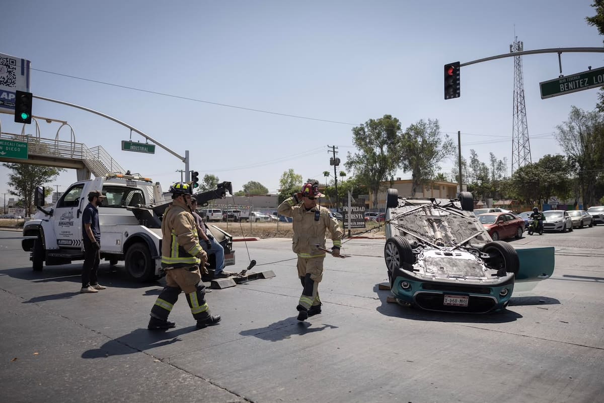 Un Mini Cooper terminó volcado tras un choque múltiple sobre el bulevar Federico Benítez. Foto: Border Zoom