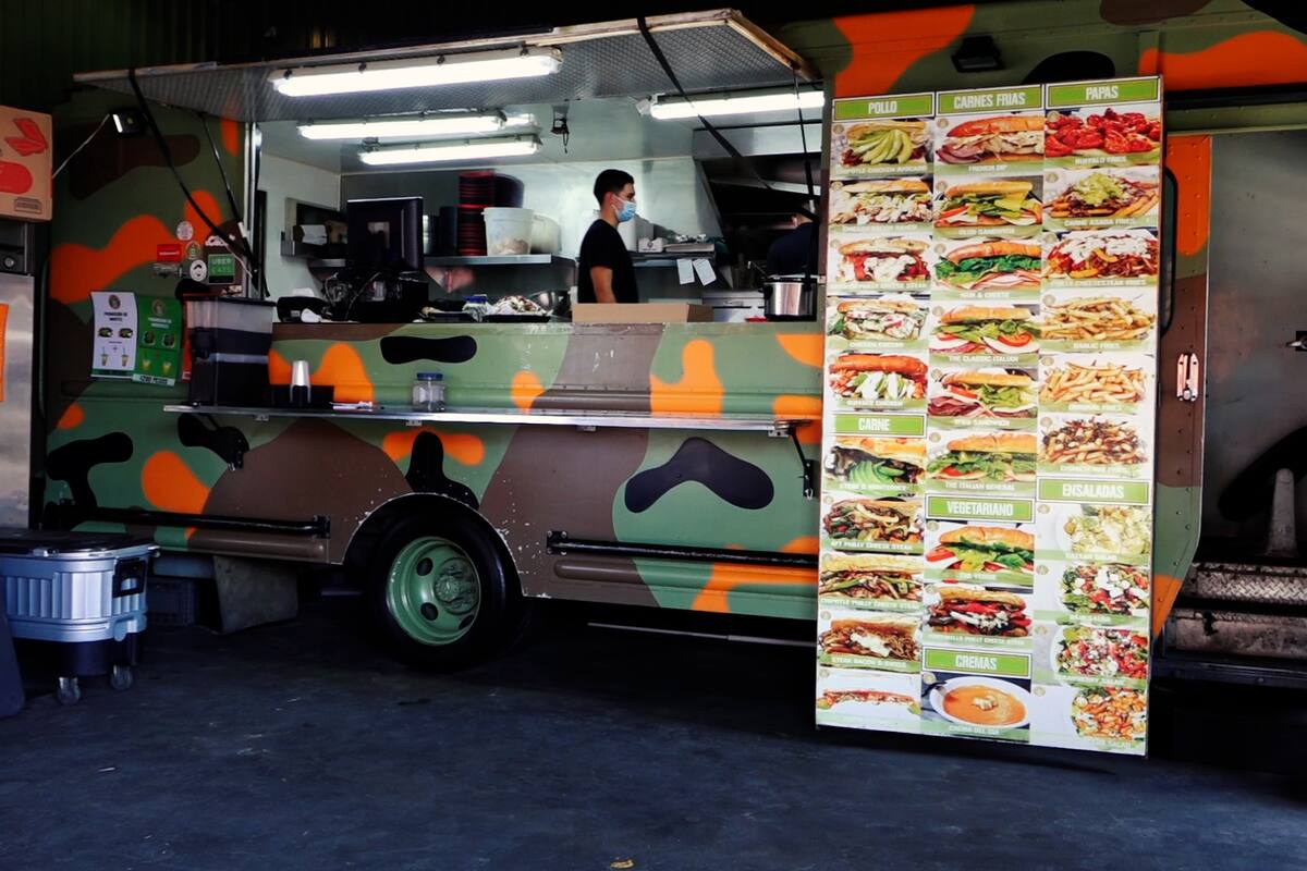 Los nachos más Grandes de Mexico pesan 5 kilos, este es el reto de comerlos en el menor tiempo posible.