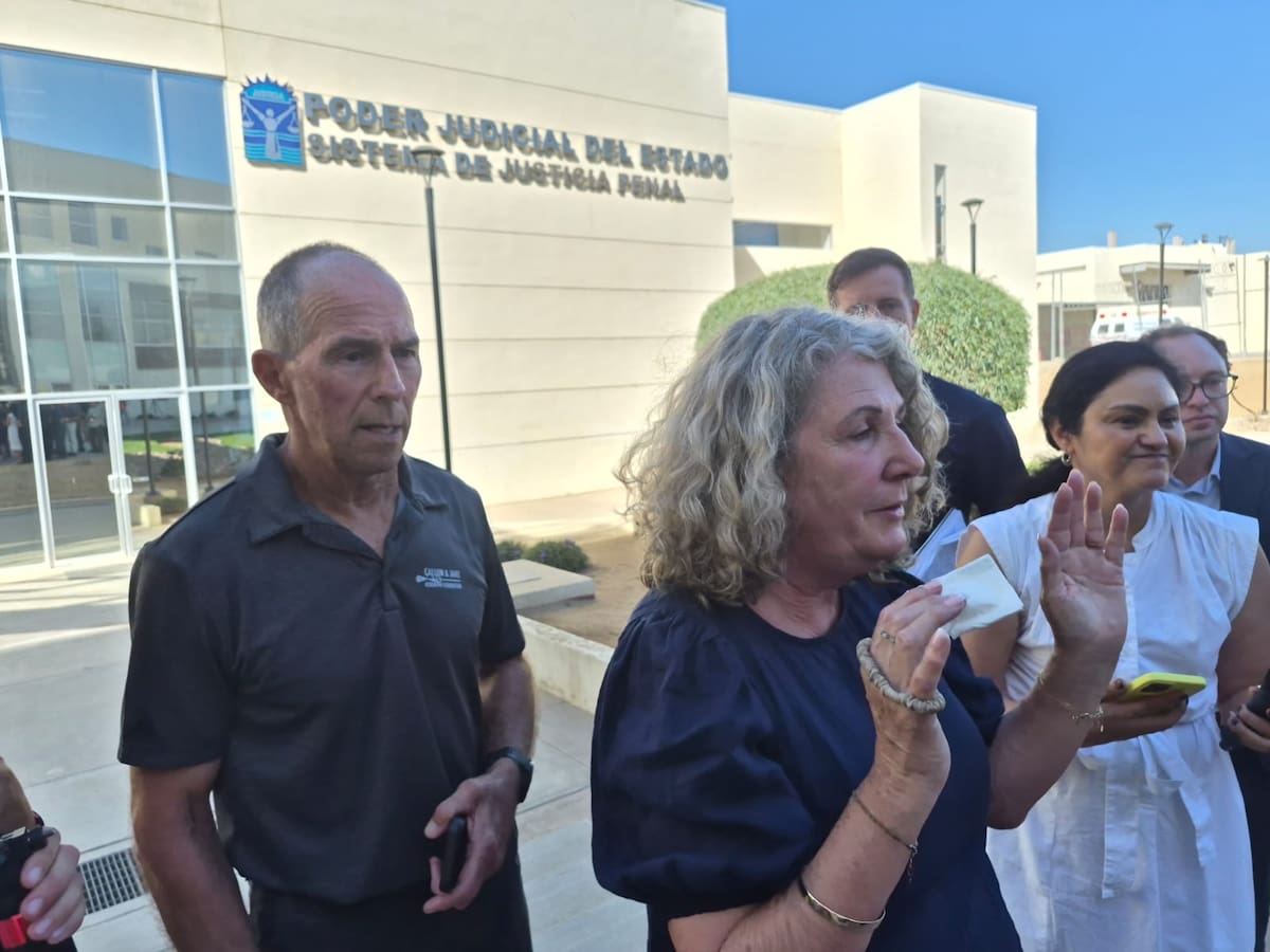 Debra y Martin Robinson, padres de los surfistas australianos Callum y Jake Robinson, esperan que la sentencia contra los responsables de sus asesinatos contribuya a evitar nuevas tragedias. Foto: Cortesía
