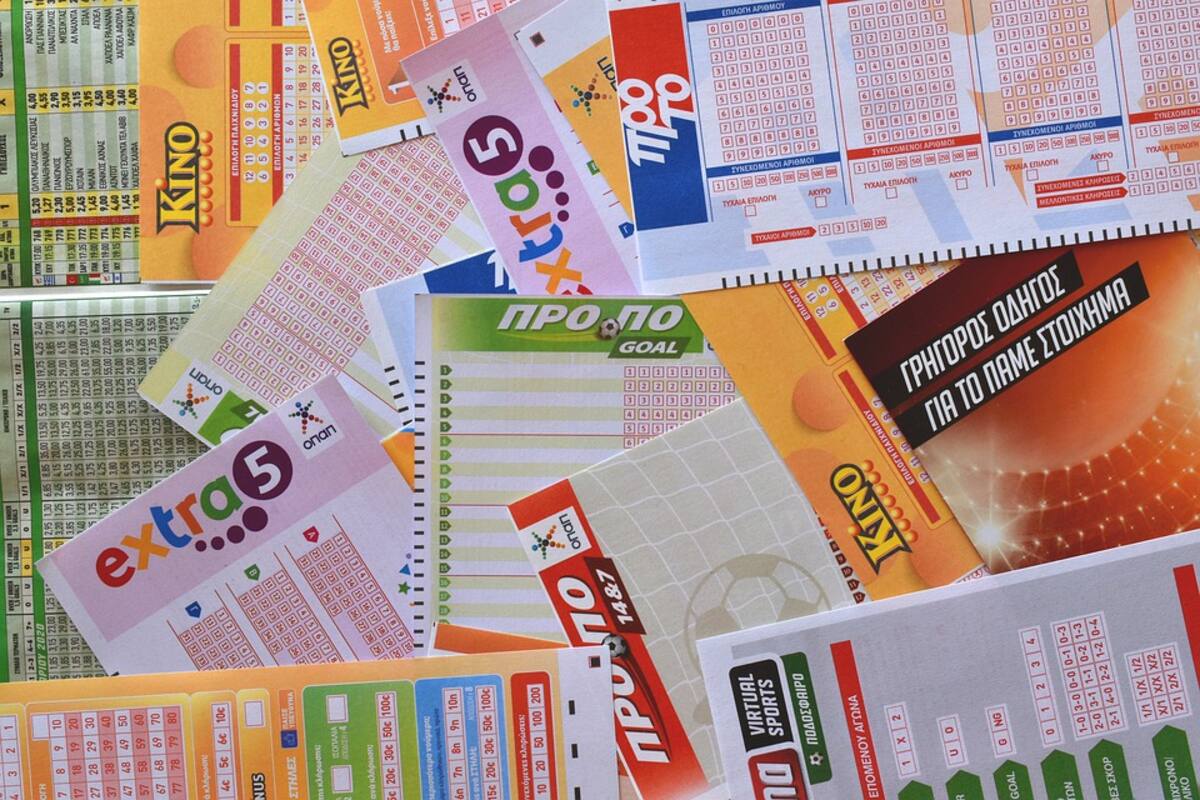 Tira billete de lotería se lo devuelven 10 días después con un gran premio