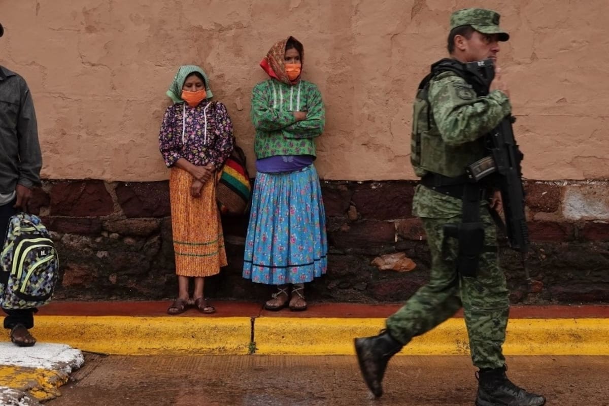 ¿Por qué el narco obliga a comunidades indigenas de la Sierra Tarahumara a desplazarse con bombardeo con drones?