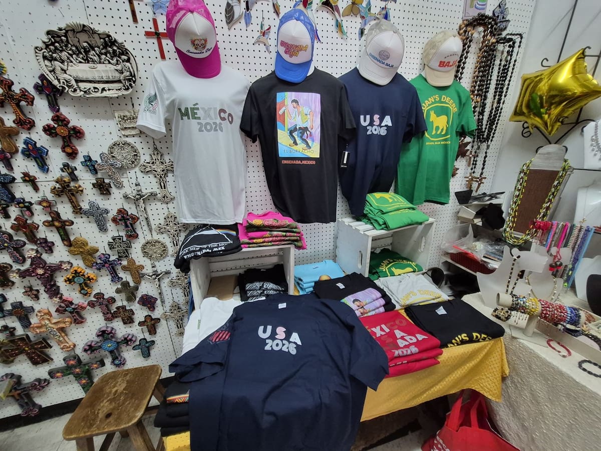 Comerciantes de la calle Primera decoran sus negocios con temática mundialista y lanzan promociones para atraer a turistas y aficionados rumbo al Mundial 2026. Fotos: Cortesía.