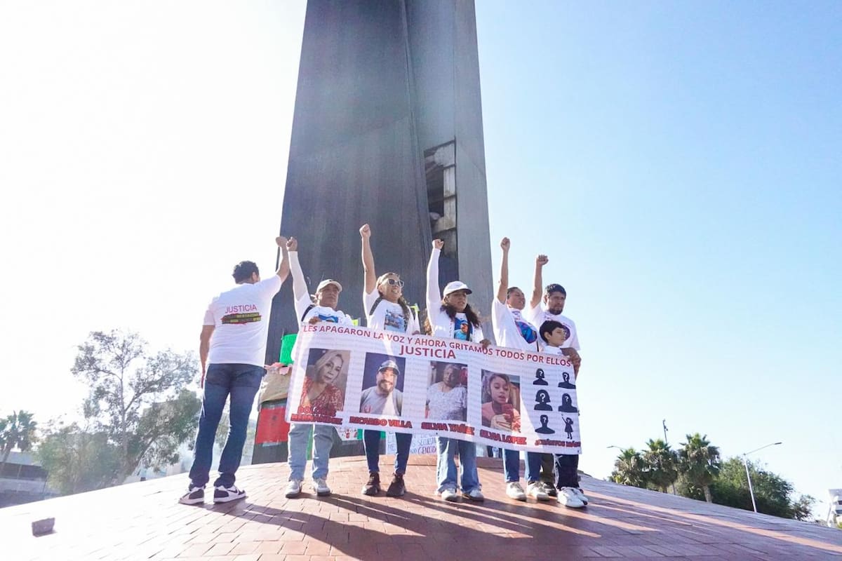 Familiares de víctimas de conductores ebrios exigen justicia en el Monumento a México