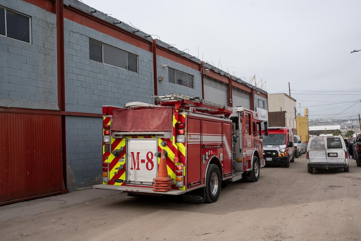 Paramédicos de la Cruz Roja y elementos de Bomberos atendieron a un trabajador que resultó lesionado luego de que una puerta de cuarto frío. El hombre fue trasladado a un hospital. Foto: Cortesía / Border Zoom