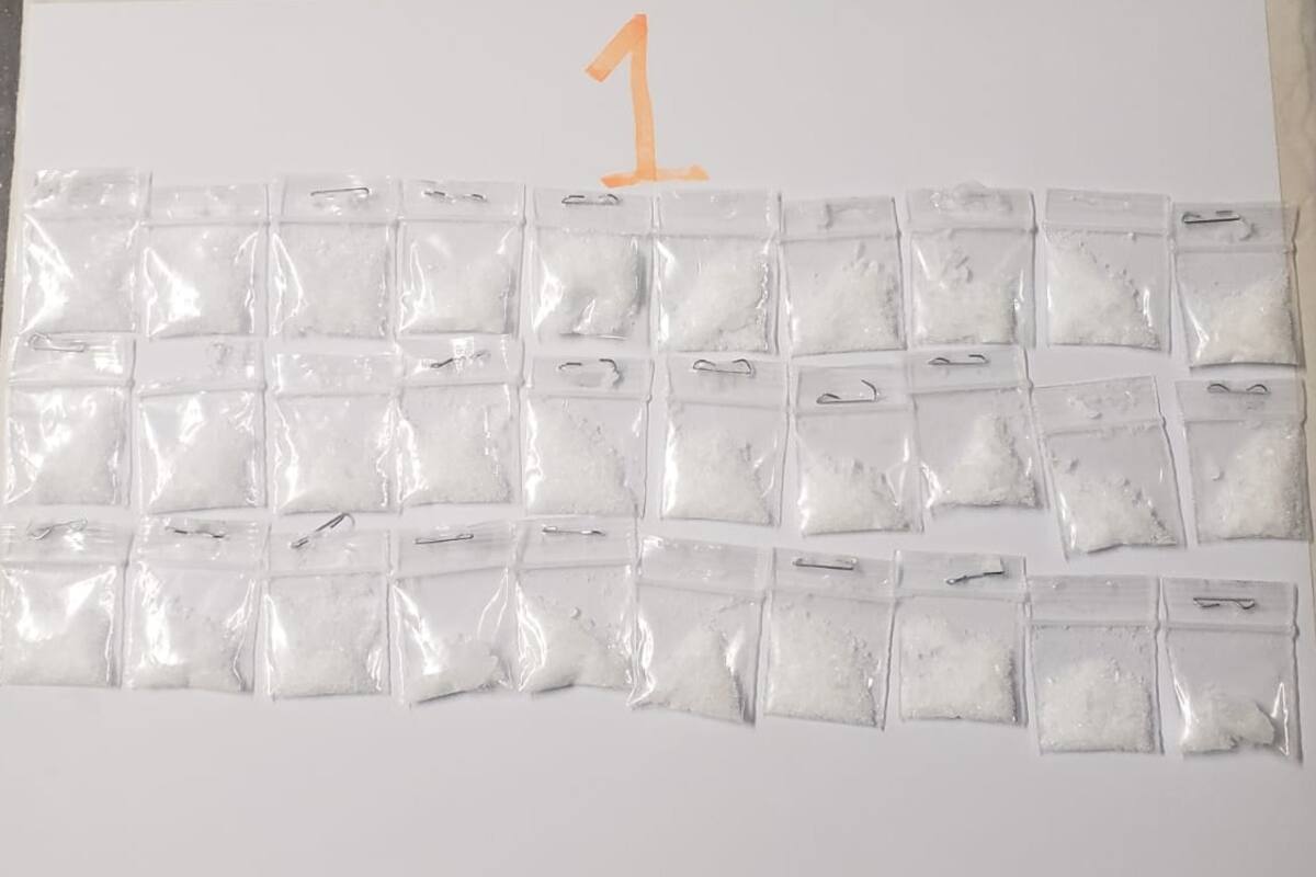 Arrestan a dos con metanfetamina y un arma de utilería