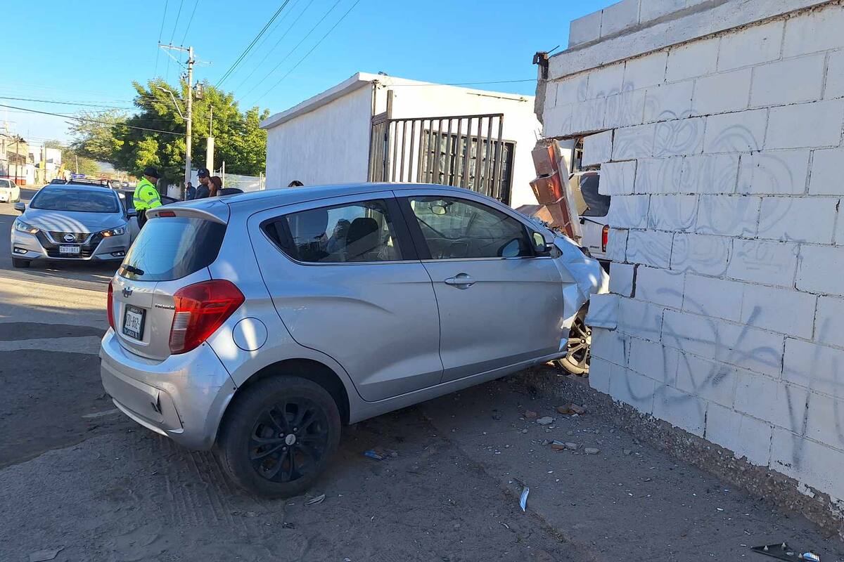 Mujer estrella su auto contra una casa en la Jacinto López en Hermosillo