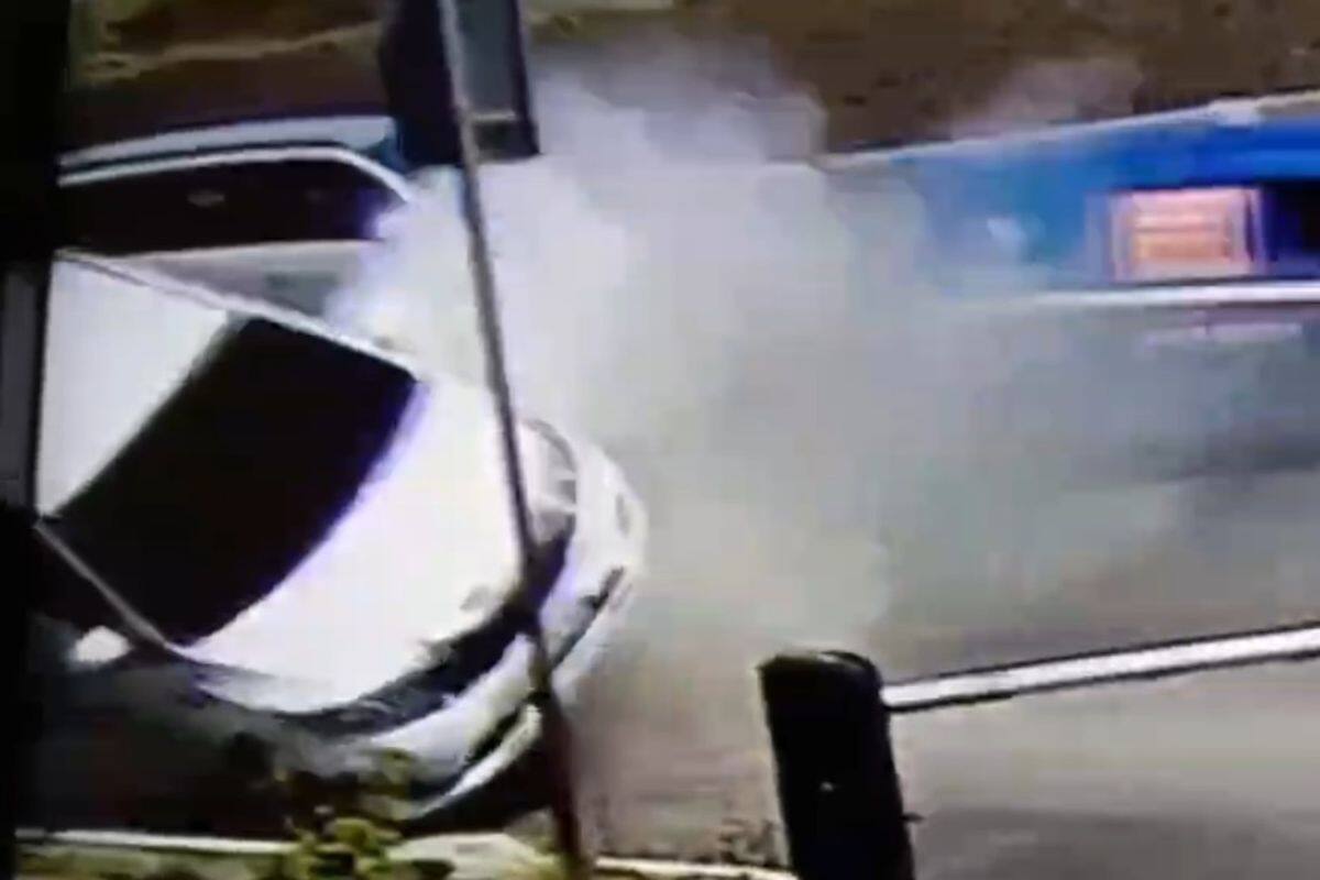 VIDEO: Géiser aparece de la nada en carretera de Rusia y provoca accidente