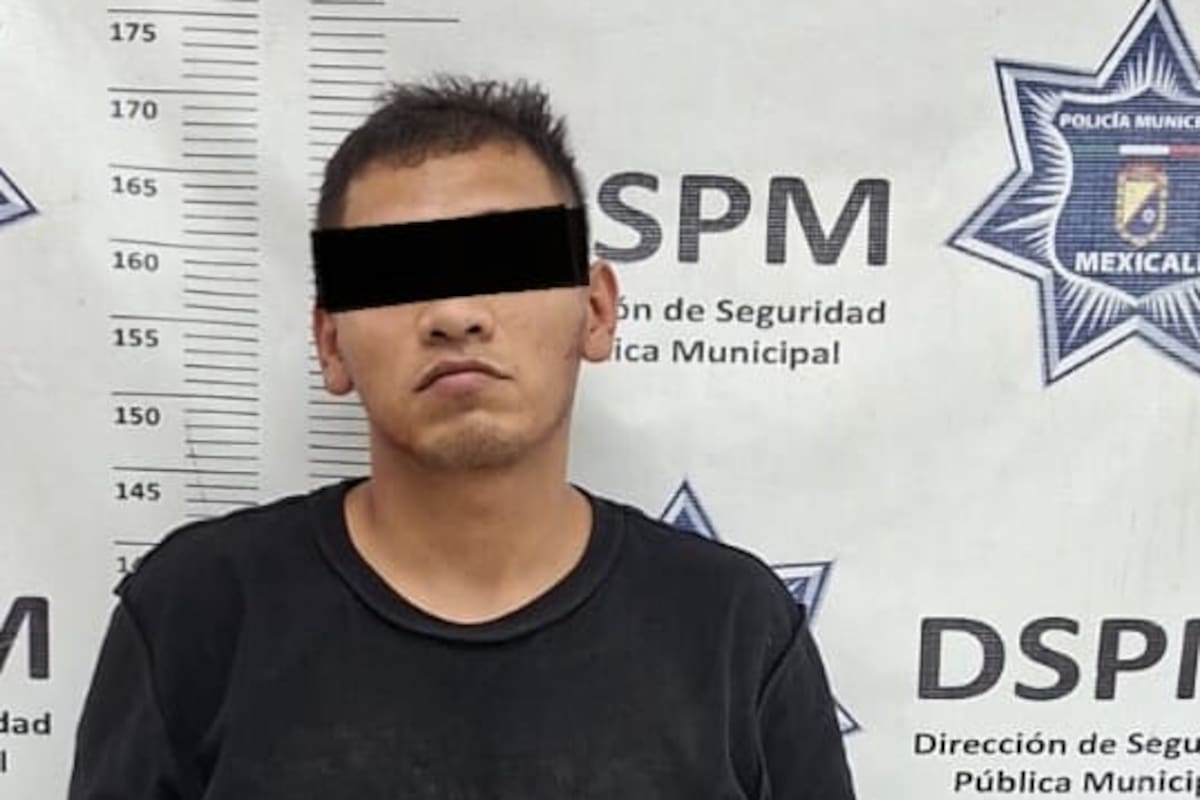 Arremete con camioneta contra policía y daña patrulla