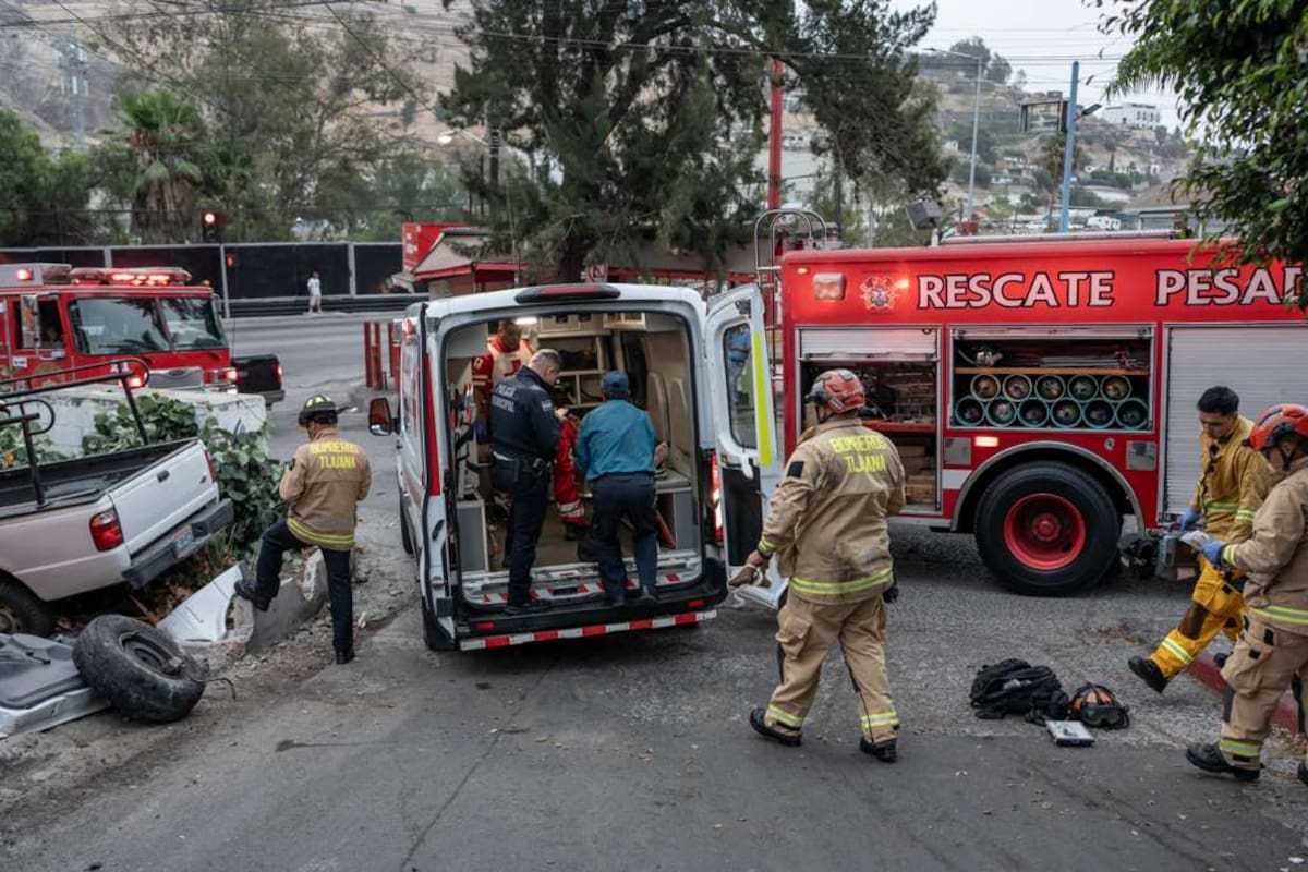 Bomberos rescataron a los ocupantes de una camioneta que se impactó contra un negocio; la mujer fue trasladada a un hospital. Foto: Border Zoom