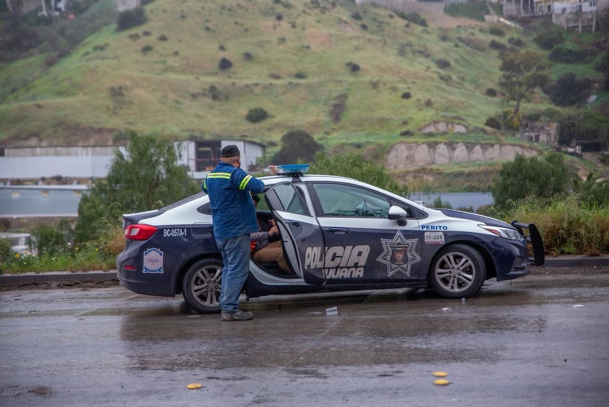 Un tráiler y una bomba de concreto chocaron a la altura de la gasolinera Mobil; la circulación fue suspendida en ambos sentidos hacia Rosarito y Zona Río. Foto: Border Zoom
