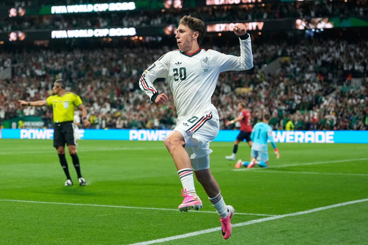Mateo Chávez celebra su primer gol en mundiales. (Foto: AP)