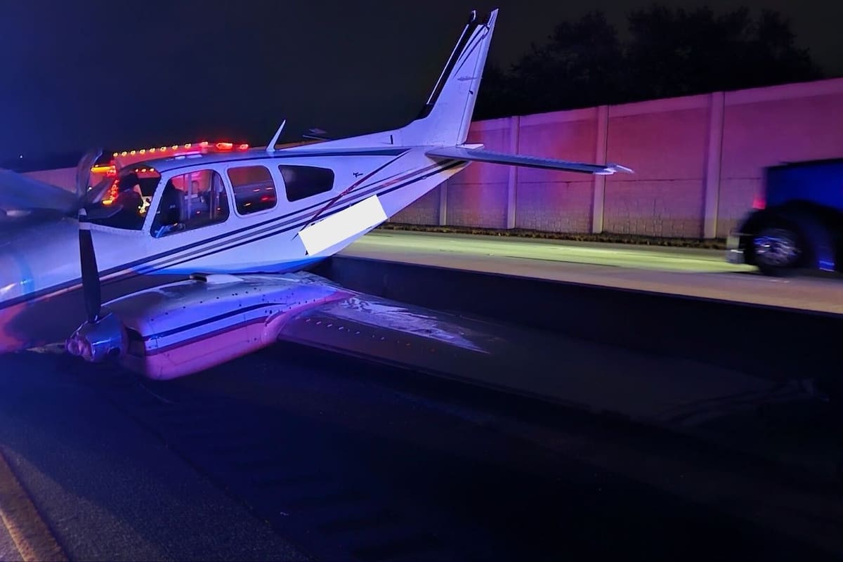 VIDEO: Avión realiza impactante aterrizaje de emergencia en transitada autopista de EEUU y se posa sobre un auto