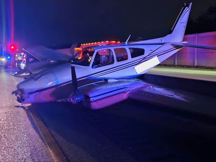 VIDEO: Avión realiza impactante aterrizaje de emergencia en transitada autopista de EEUU y se posa sobre un auto