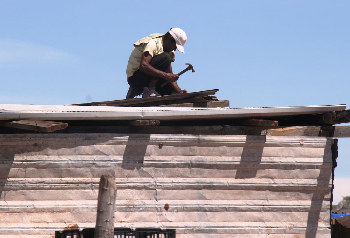 Las viviendas construidas con lámina pueden alcanzar más de 50 °C en su interior, agravando el impacto del calor extremo.
