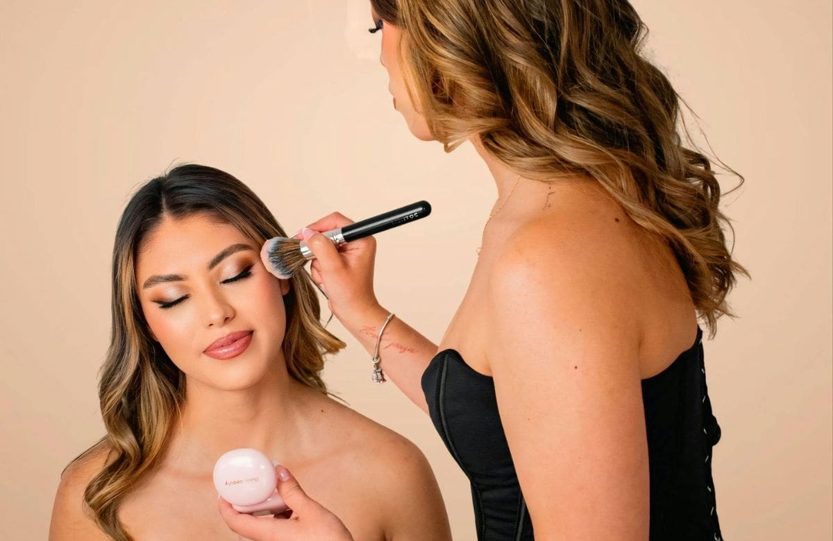 Cómo aplicar el rubor en lugares estratégicos para efecto lifting | Foto: Especial (canva)