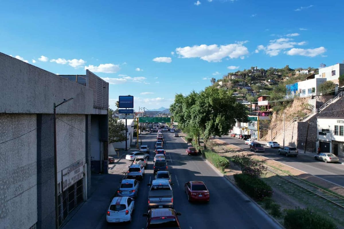 Periodo vacacional ocasiona largas filas en garitas de Nogales