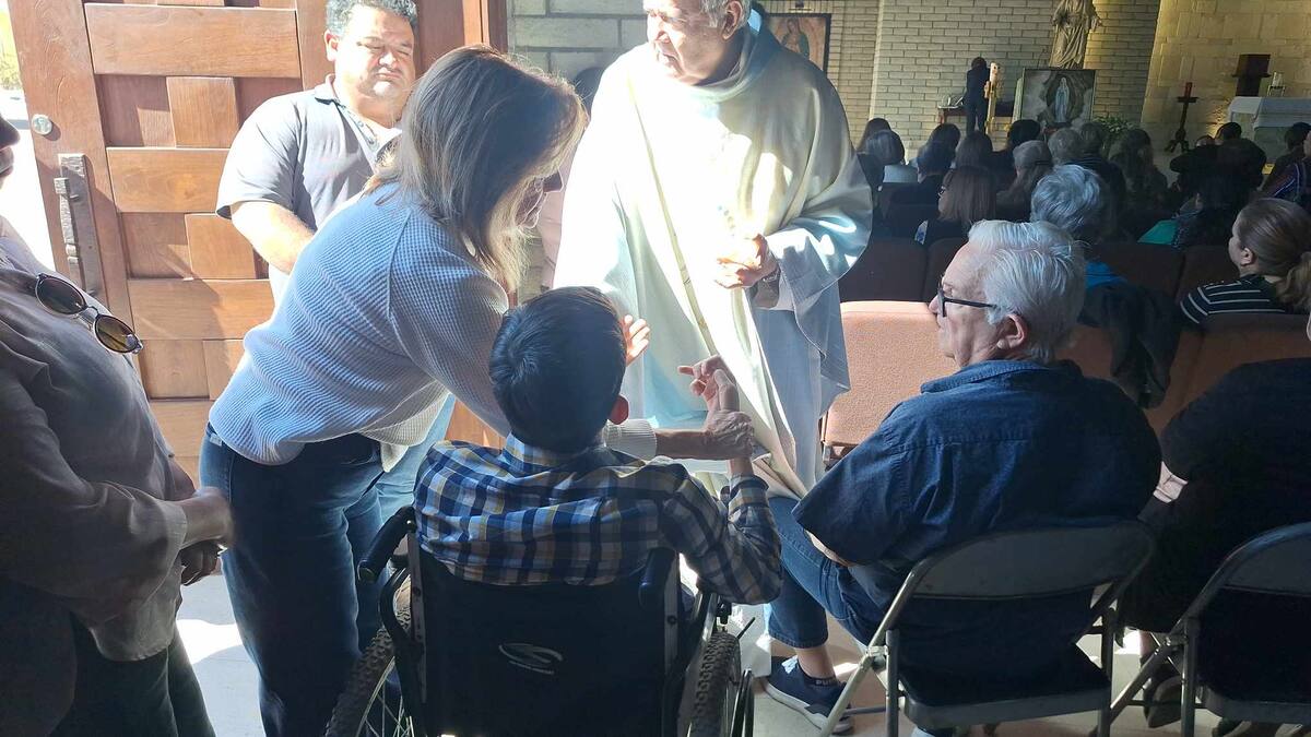 Acuden a la Virgen de Lourdes para pedir por su salud