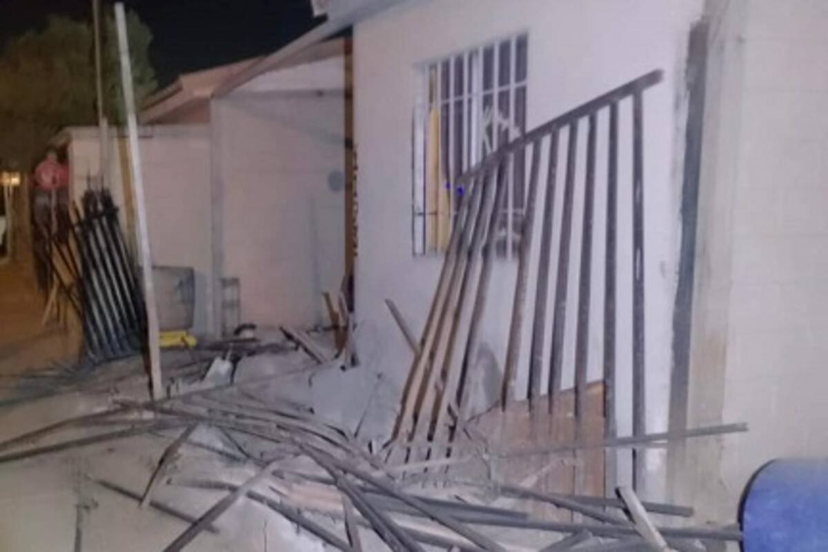 Joven conductor choca contra tres casas en Valle del Pedregal