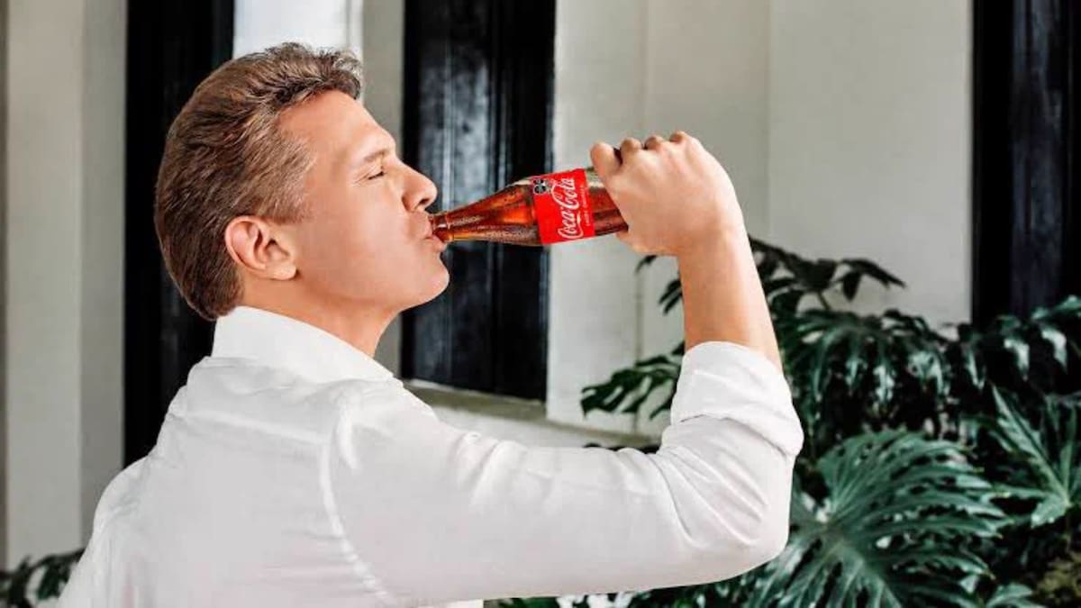 La campaña de Coca-Cola con Luis Miguel llega a Cofepris por una denuncia que cuestiona el uso de una celebridad para promocionar un refresco con sellos de advertencia en una publicidad vinculada con la identidad mexicana