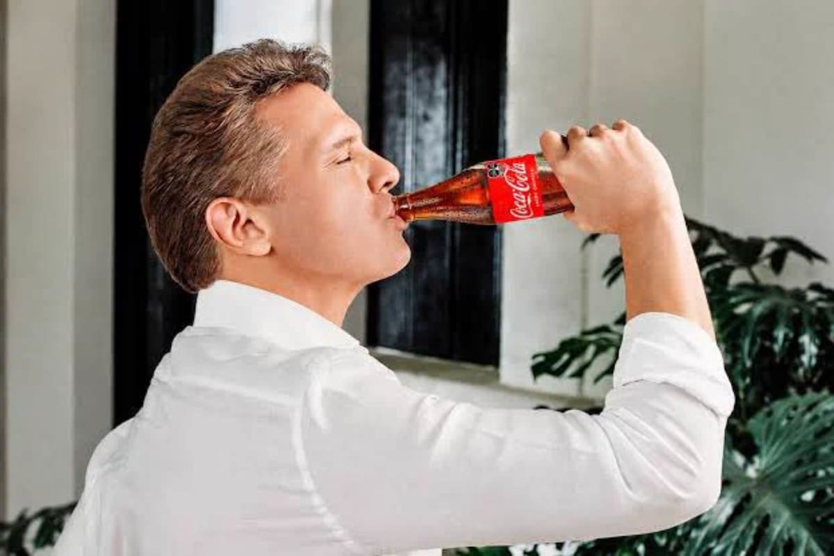 La campaña de Coca-Cola con Luis Miguel llega a Cofepris por una denuncia que cuestiona el uso de una celebridad para promocionar un refresco con sellos de advertencia en una publicidad vinculada con la identidad mexicana