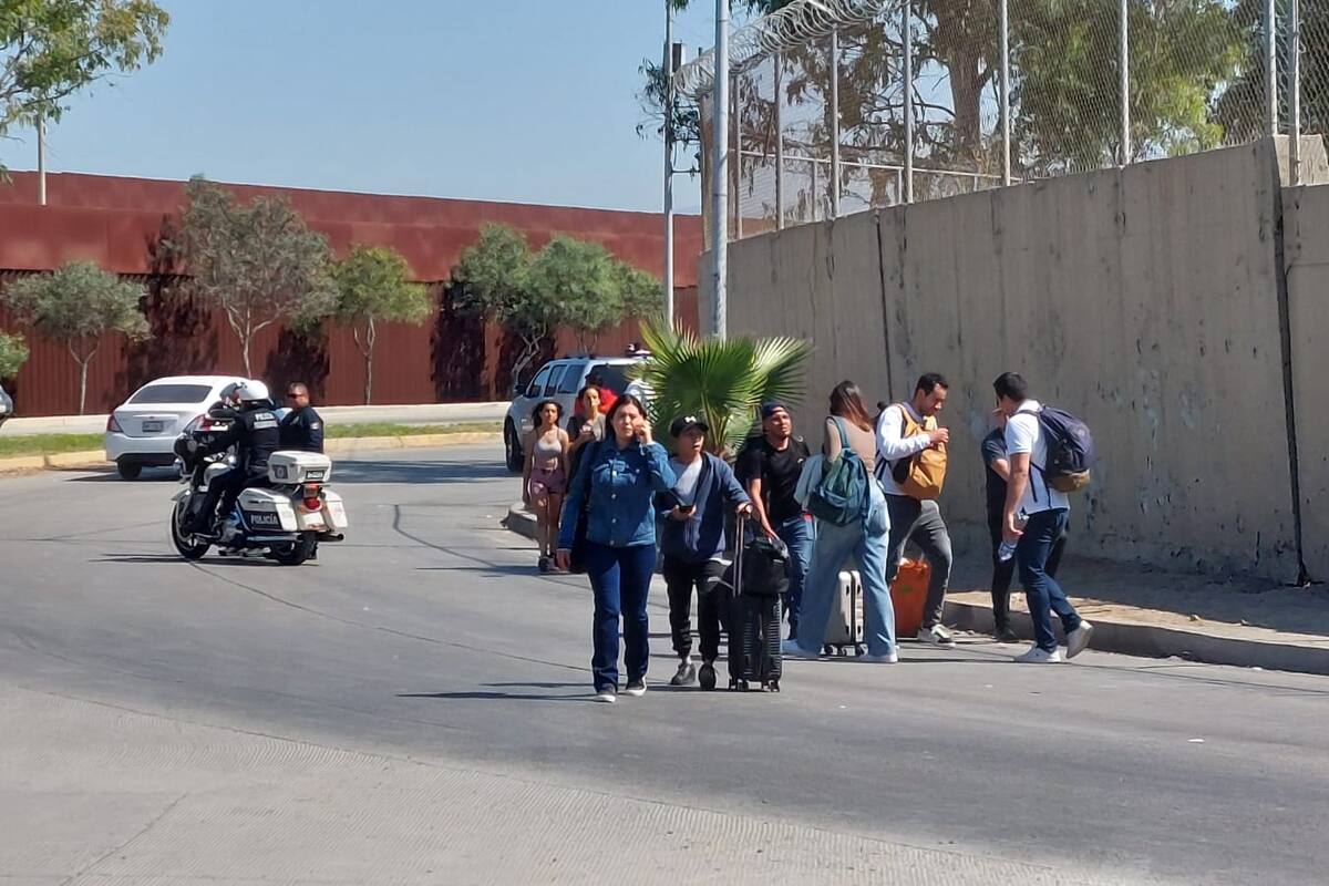Bloqueos afectan a industriales y viajeros