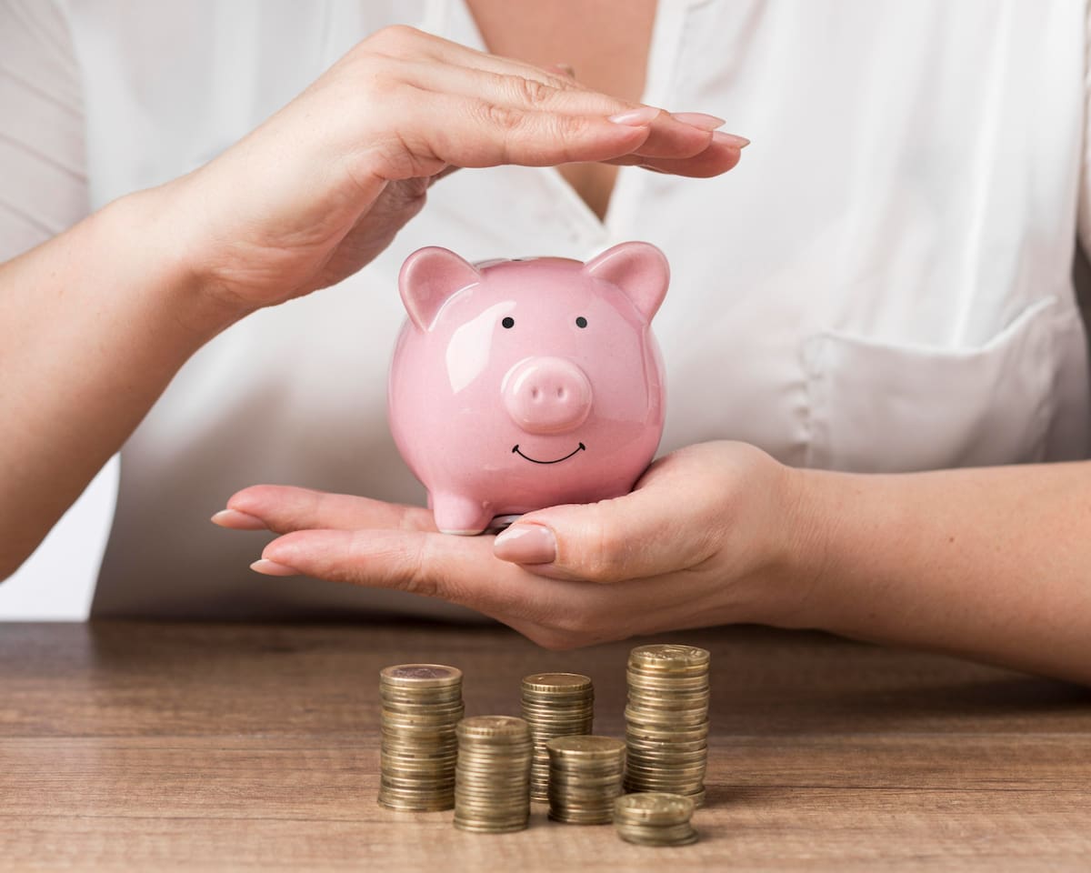 La clave del ahorro no está en la cantidad que se guarde, sino en la constancia de hacerlo. | Foto: Magnific