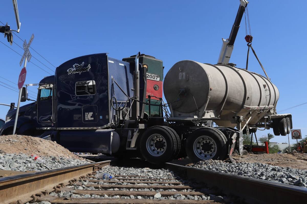Tren choca con camión en corredor Palaco