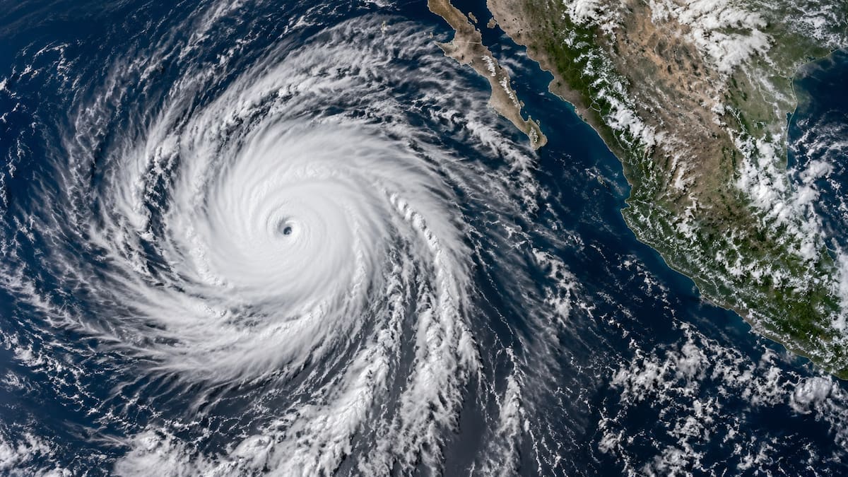 El SMN prevé lluvias de hasta 150 milímetros, rachas de viento cercanas a 100 km/h y oleaje de 7 a 9 metros por la influencia del huracán Polo y otros sistemas meteorológicos.