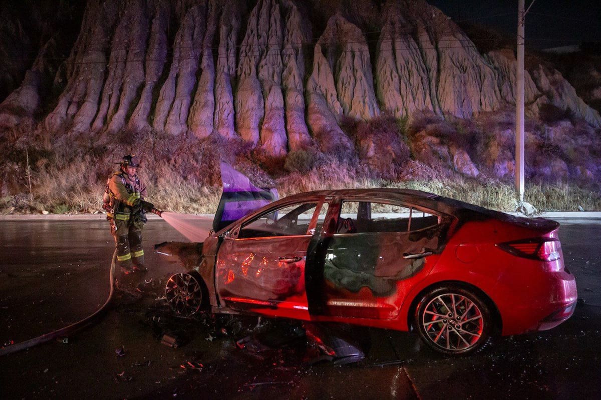 El conductor fue auxiliado a salir por personas que se encontraban cerca del lugar. Foto: Border Zoom