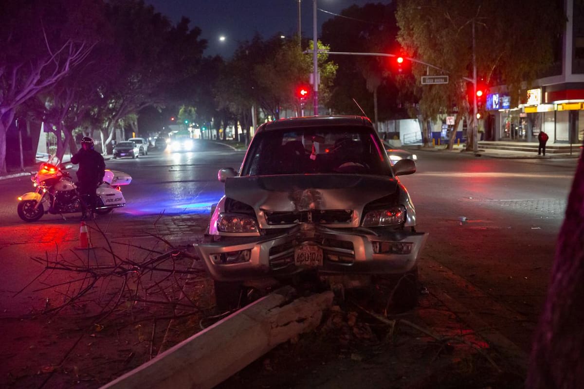 Camioneta derriba árbol y poste frente a la FGE y es abandonada
