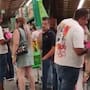 Familia prueba helado con el dedo en un Bodega Aurrera y lo devuelve al congelador; video causa indignación
