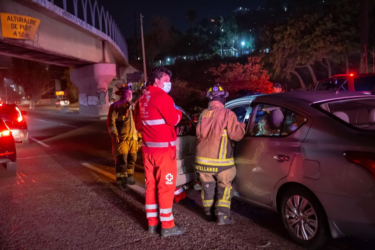 Provoca caos vial, carambola en Vía Rápida Oriente