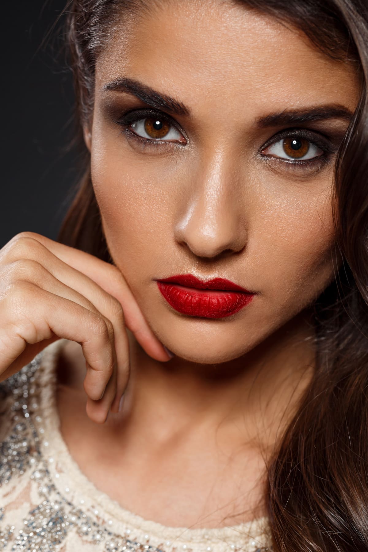 El smokey eye también es una herramienta efectiva para agrandar visualmente los ojos | Foto: Freepik